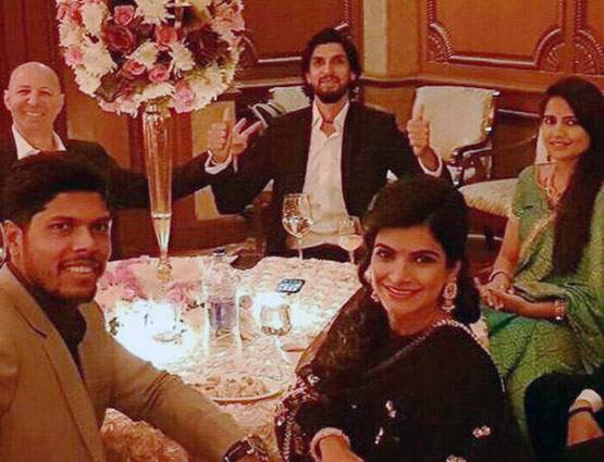 टीम इंडिया के साथ कप्तान कोहली पहुंचे भुवी-नूपुर के रिसेप्शन में