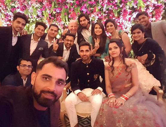 टीम इंडिया के साथ कप्तान कोहली पहुंचे भुवी-नूपुर के रिसेप्शन में