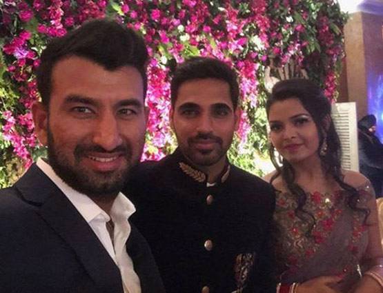 टीम इंडिया के साथ कप्तान कोहली पहुंचे भुवी-नूपुर के रिसेप्शन में