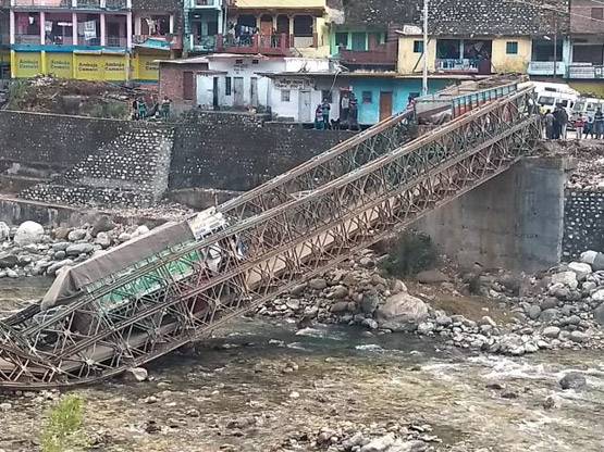 28 कदम की दूरी से बचने के लिए सरकारी बिल्डिंग में बना VIP ब्रिज