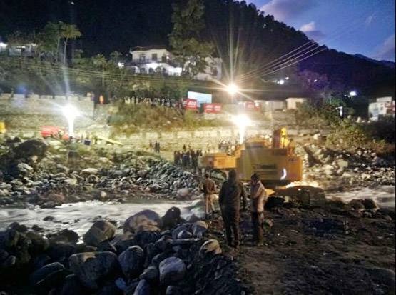 28 कदम की दूरी से बचने के लिए सरकारी बिल्डिंग में बना VIP ब्रिज