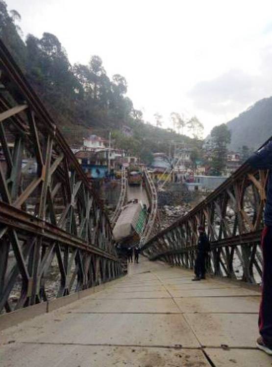 28 कदम की दूरी से बचने के लिए सरकारी बिल्डिंग में बना VIP ब्रिज