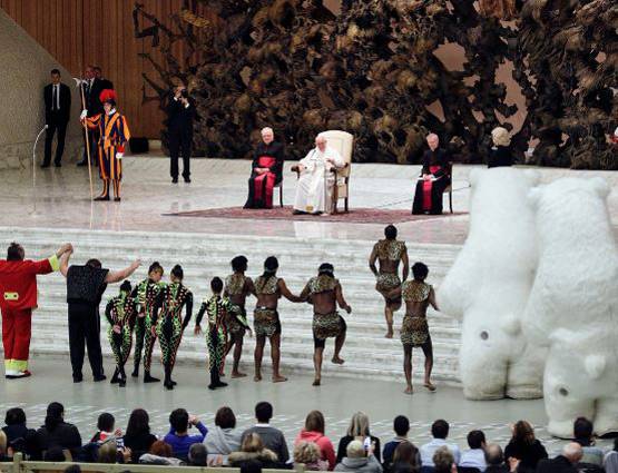 वेटिकन सिटी में सर्कस के कलाकारों और भालुओं का नाच देखते पोप