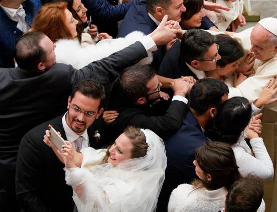 वेटिकन सिटी में सर्कस के कलाकारों और भालुओं का नाच देखते पोप