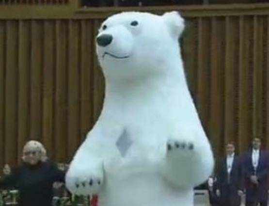 वेटिकन सिटी में सर्कस के कलाकारों और भालुओं का नाच देखते पोप