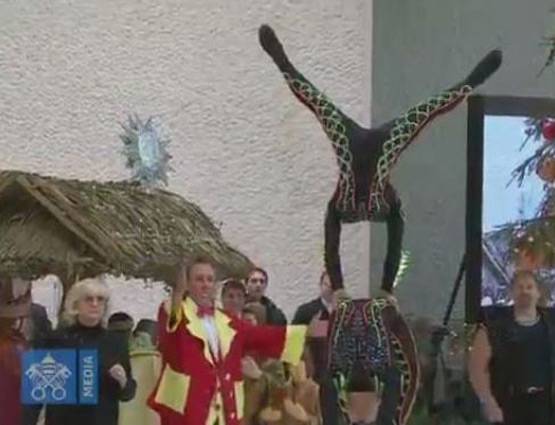 वेटिकन सिटी में सर्कस के कलाकारों और भालुओं का नाच देखते पोप