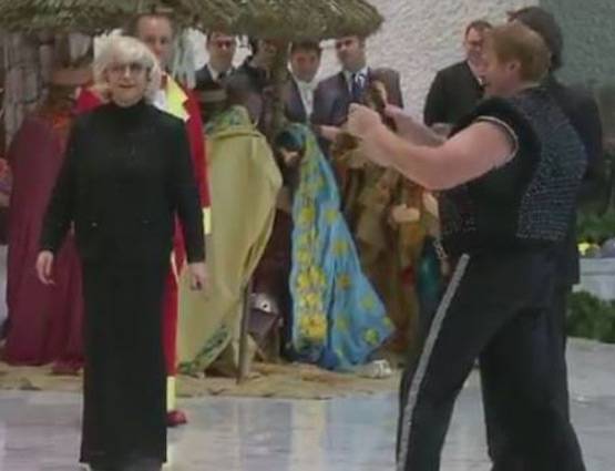 वेटिकन सिटी में सर्कस के कलाकारों और भालुओं का नाच देखते पोप