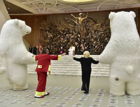 वेटिकन सिटी में सर्कस के कलाकारों और भालुओं का नाच देखते पोप