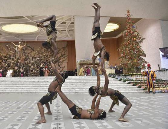 वेटिकन सिटी में सर्कस के कलाकारों और भालुओं का नाच देखते पोप