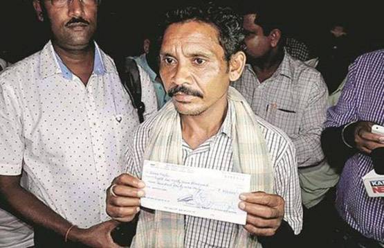 ऐसे बदल गई दाना मांझी की लाइफ: नया घर, नई बाइक और नई वाइफ