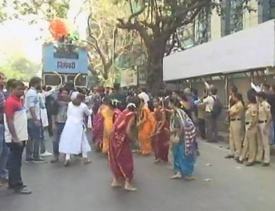 PHOTOS: मुंबई के बाद दिल्ली में मानुषी छिल्लर का रोड शो, उमड़े लोग