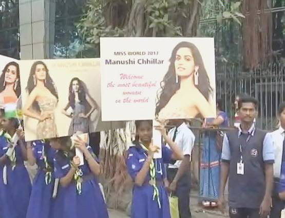 PHOTOS: मुंबई के बाद दिल्ली में मानुषी छिल्लर का रोड शो, उमड़े लोग