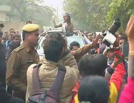 PHOTOS: मुंबई के बाद दिल्ली में मानुषी छिल्लर का रोड शो, उमड़े लोग