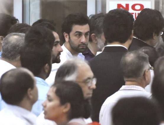 PHOTOS: चाचा के अंतिम संस्कार में मौजूद रहे राज कपूर के तीनों बेटे