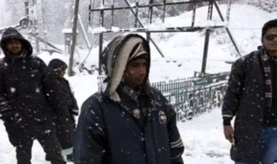 गुलमर्ग में दिलकश नजारा, देखें बर्फबारी की PHOTOS