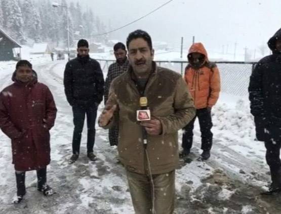 गुलमर्ग में दिलकश नजारा, देखें बर्फबारी की PHOTOS