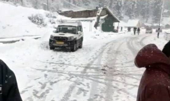 गुलमर्ग में दिलकश नजारा, देखें बर्फबारी की PHOTOS