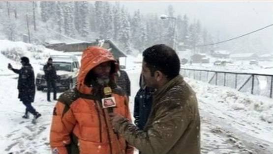 गुलमर्ग में दिलकश नजारा, देखें बर्फबारी की PHOTOS