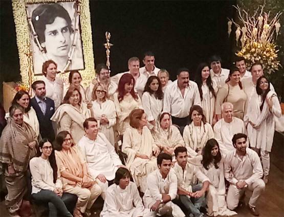 शशि की प्रेयर मीट में जुटा बॉलीवुड, हाथ जोड़े खड़ा रहा बेटा