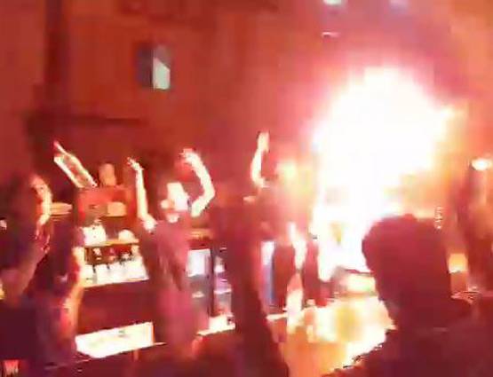 मुंबई हादसा: पब में रात 12 बजे केक काटा और 12.30 बजे मौत