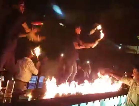 मुंबई हादसा: पब में रात 12 बजे केक काटा और 12.30 बजे मौत