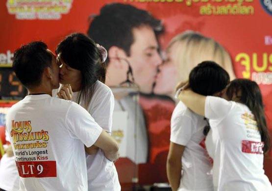 44 का पति 33 साल की पत्नी को जब 58 घंटे तक किया KISS