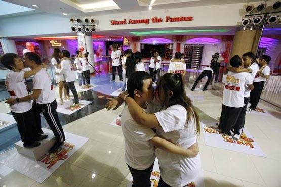 44 का पति 33 साल की पत्नी को जब 58 घंटे तक किया KISS