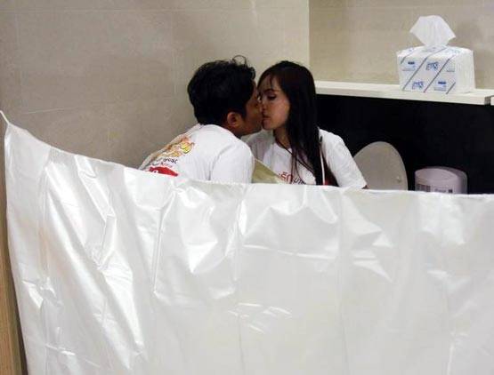 44 का पति 33 साल की पत्नी को जब 58 घंटे तक किया KISS