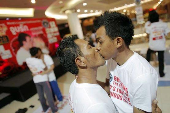 44 का पति 33 साल की पत्नी को जब 58 घंटे तक किया KISS