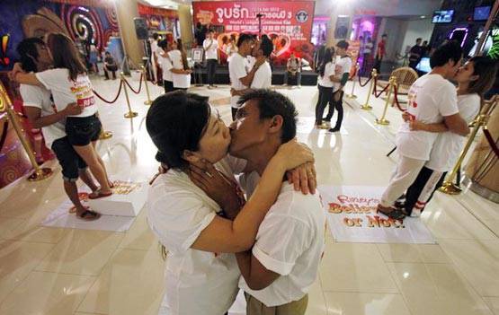 44 का पति 33 साल की पत्नी को जब 58 घंटे तक किया KISS
