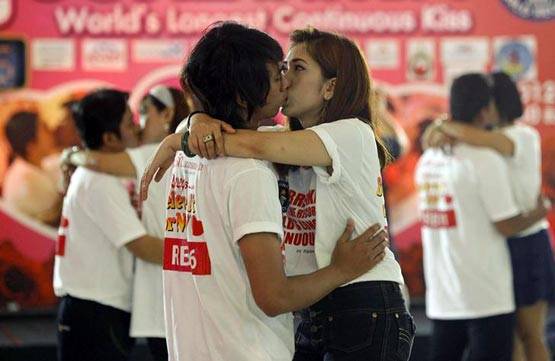 44 का पति 33 साल की पत्नी को जब 58 घंटे तक किया KISS