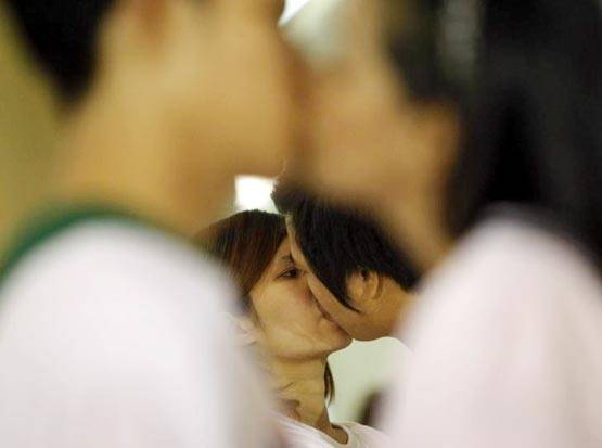 44 का पति 33 साल की पत्नी को जब 58 घंटे तक किया KISS