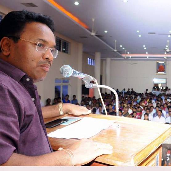 40 रुपये सैलरी में करता था वेटर की नौकरी, ये काम कर बना करोड़पति!