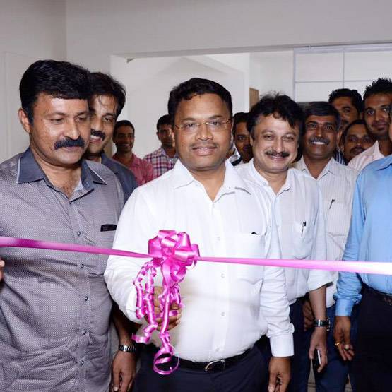 40 रुपये सैलरी में करता था वेटर की नौकरी, ये काम कर बना करोड़पति!