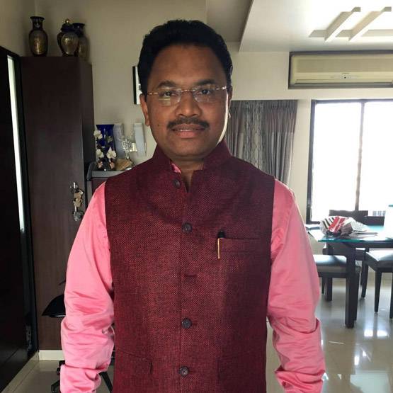 40 रुपये सैलरी में करता था वेटर की नौकरी, ये काम कर बना करोड़पति!