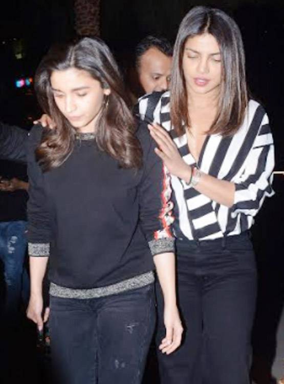 आलिया-प्रियंका का हैंगआउट, यूं हंसती नजर आईं देसी गर्ल