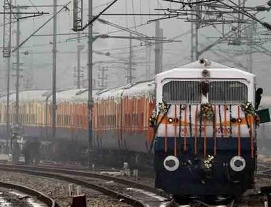 IRCTC को आधार से करें लिंक, पाएं मुफ्त यात्रा का मौका