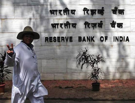 मिनिमम बैलेंस न रखने पर बैंक वसूल रहे जुर्माना, रहें सतर्क