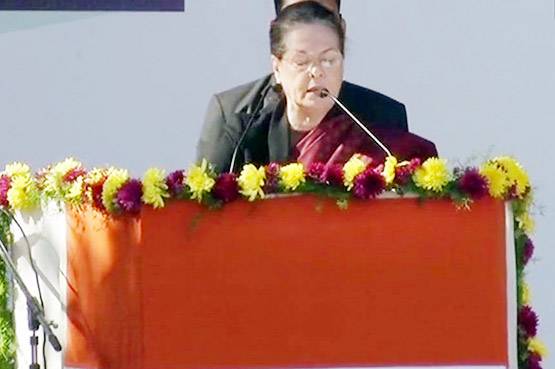 ...जब राहुल ने चूमा अपनी मां का माथा, देखें PHOTOS