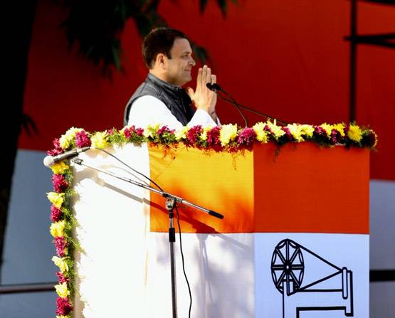 ...जब राहुल ने चूमा अपनी मां का माथा, देखें PHOTOS