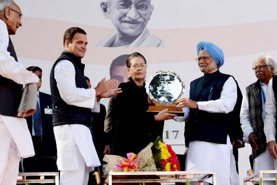 ...जब राहुल ने चूमा अपनी मां का माथा, देखें PHOTOS