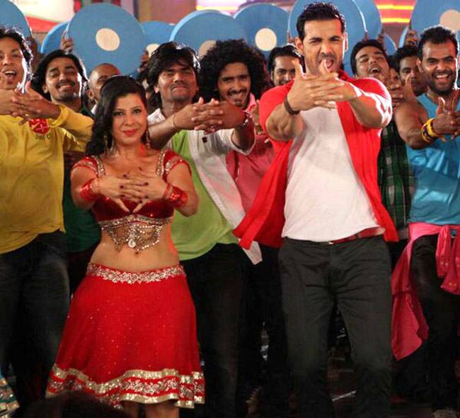 भोजपुरी हीरोइनों की बॉडी पर मजाक, कहा- रोज देते हैं 1 लीटर दूध