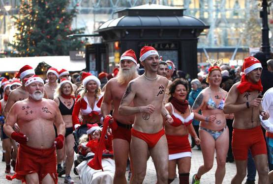 हाफ नेकेड होकर सड़कों पर उतरे लोग, जानें क्यों हुआ ये इवेंट...