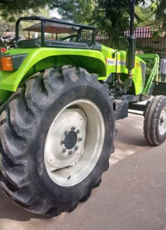 ट्रैक्टर से संसद पहुंचे सांसद, सिक्योरिटी ने रोक दिया बाहर