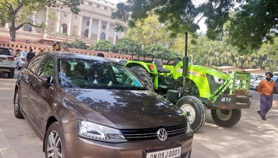 ट्रैक्टर से संसद पहुंचे सांसद, सिक्योरिटी ने रोक दिया बाहर