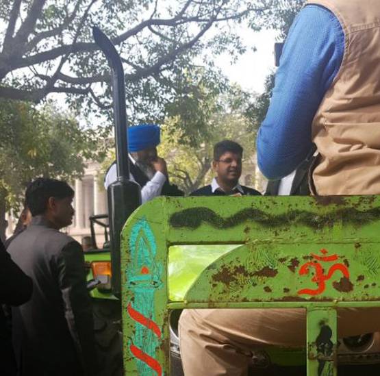 ट्रैक्टर से संसद पहुंचे सांसद, सिक्योरिटी ने रोक दिया बाहर