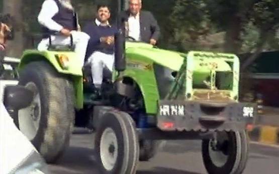ट्रैक्टर से संसद पहुंचे सांसद, सिक्योरिटी ने रोक दिया बाहर