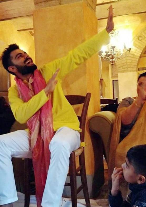 घंटों विराट-अनुष्का पकड़े रहे एक-दूजे का हाथ, यूं हुईं शादी की रस्में