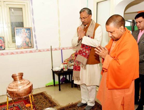 योगी का गौ प्रेम, CM रावत की गौशाला में गायों को खिलाया गुड़