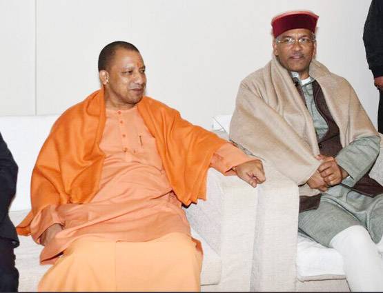 योगी का गौ प्रेम, CM रावत की गौशाला में गायों को खिलाया गुड़